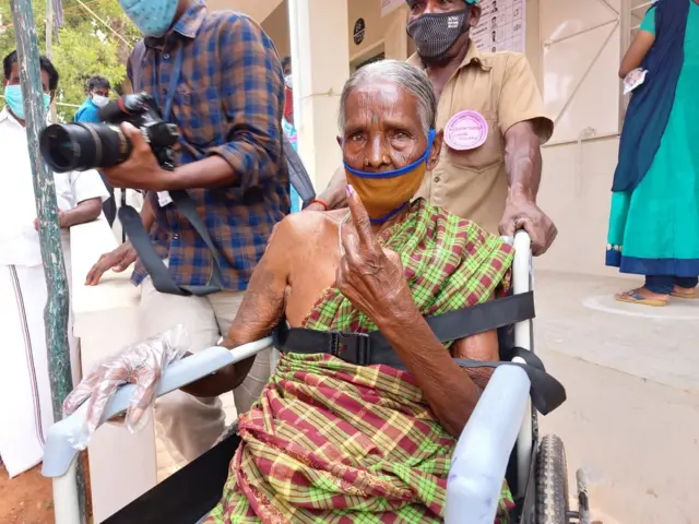 சிலுவம்பாளையம் பகுதியில்  மூதாட்டி