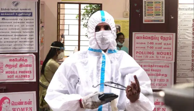 பிபிஇ கிட் அணிந்து வாக்களித்த செவிலியர்