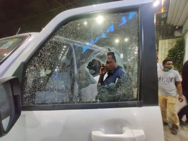 हमले से घोष की कार के शीशे टूटे--हमले के बाद की तस्वीर