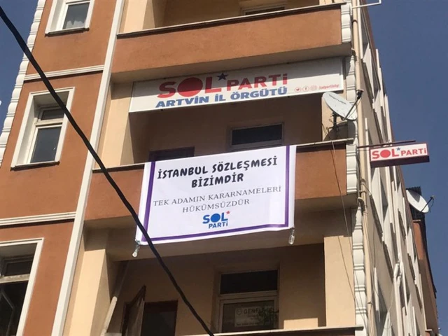 İstanbul Sözleşmesi pankartı