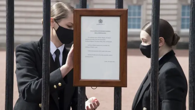 Buckingham Sarayı girişine taziye çiçekleri konuluyor