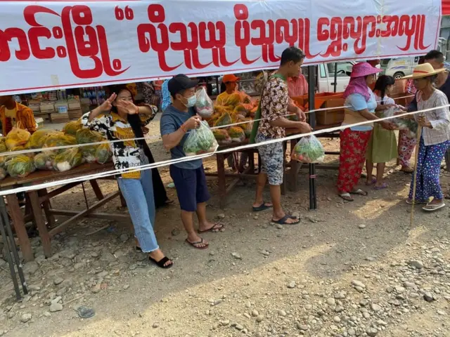 လူထောင်ချီဆီ အကူအညီရောက်နေတဲ့ မိုးကောင်းမြို့က ရွှေ့လျားဈေးဆိုင်အလှူ