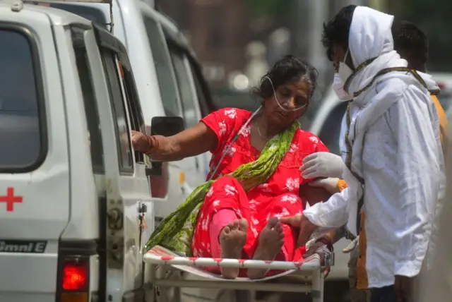 स्ट्रेचर पर एक महिला