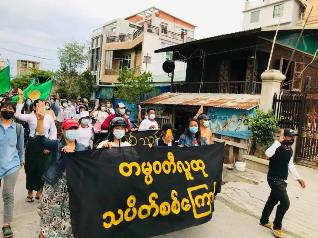 မန္တလေးမှာ ညပိုင်းပစ်ခတ်မှုရှိပေမဲ့ မနက်ပိုင်းဆန္ဒပြပွဲတွေ ဆက်ရှိနေ