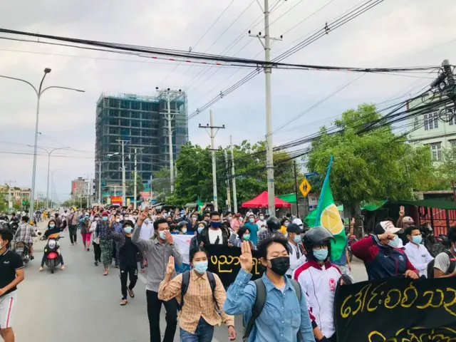 မန္တလေးမှာ ညပိုင်းပစ်ခတ်မှုရှိပေမဲ့ အရုဏ်ဦးဆန္ဒပြပွဲတွေ ဆက်ရှိနေ