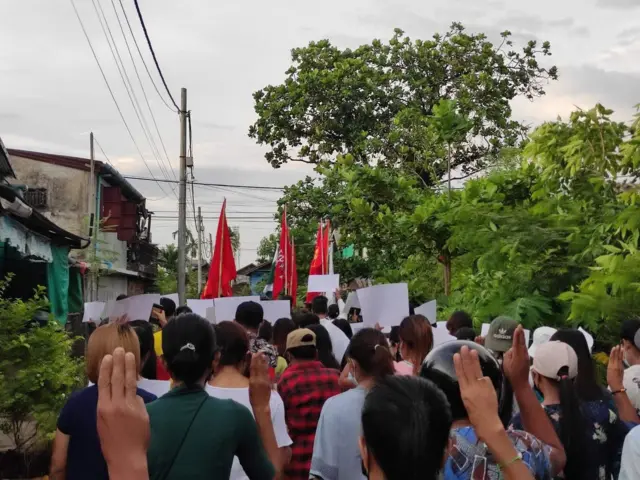 ထားဝယ်မှာလည်း ထားဝယ်ပင်မသပိတ်စစ်ကြောင်းနဲ့ လူငယ်သပိတ်စစ်ကြောင်းတို့ ပူးပေါင်းပြီး စစ်အာဏာရှင်ဆန့်ကျင်ရေးသပိတ်တွေ စထွက်ခဲ့