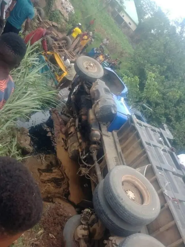 Akụkọ kwuru na okwute ahụ wụsara ọtụtụ mmadụ.