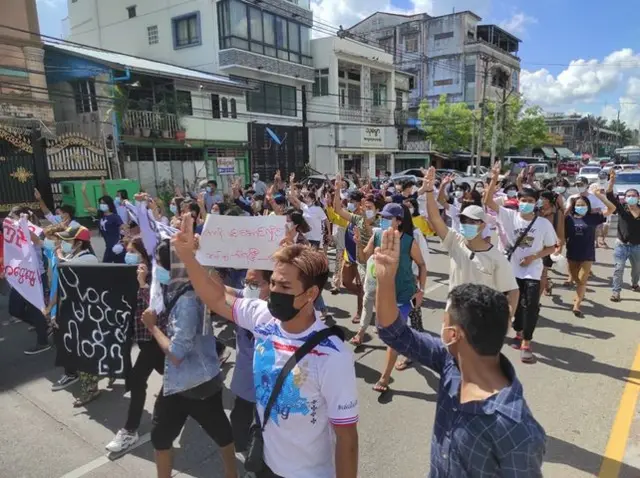 စစ်အုပ်ချုပ်ရေးကြေညာခံထားရတဲ့မြောက်ဥက္ကလာထဲ လူငယ်တွေ ပြောက်ကျားသပိတ်ပြုလုပ်