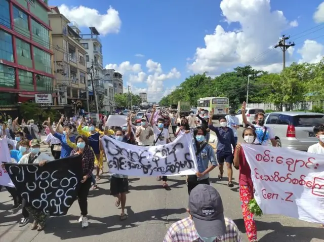 စစ်အုပ်ချုပ်ရေးကြေညာခံထားရတဲ့မြောက်ဥက္ကလာထဲ လူငယ်တွေ ပြောက်ကျားသပိတ်ပြုလုပ်