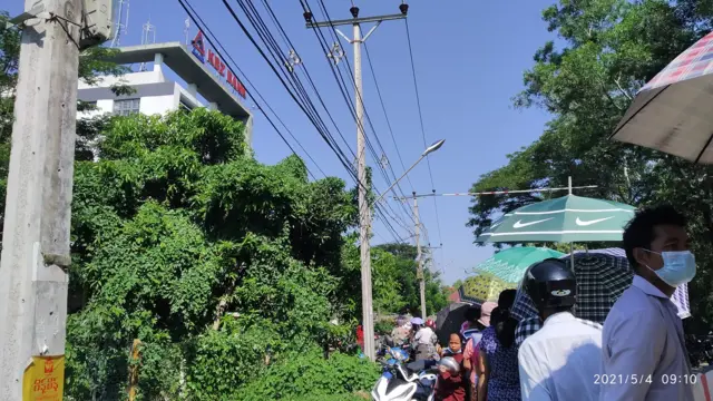 ရန်ကုန်က အေတီအမ်စက် တစ်ခုမှာ တန်းစီနေတဲ့လူတန်းကိုတွေ့ရစ်