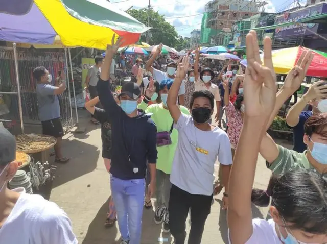 စစ်အုပ်ချုပ်ရေးကြေညာခံထားရတဲ့မြောက်ဥက္ကလာထဲ လူငယ်တွေ ပြောက်ကျားသပိတ်ပြုလုပ်