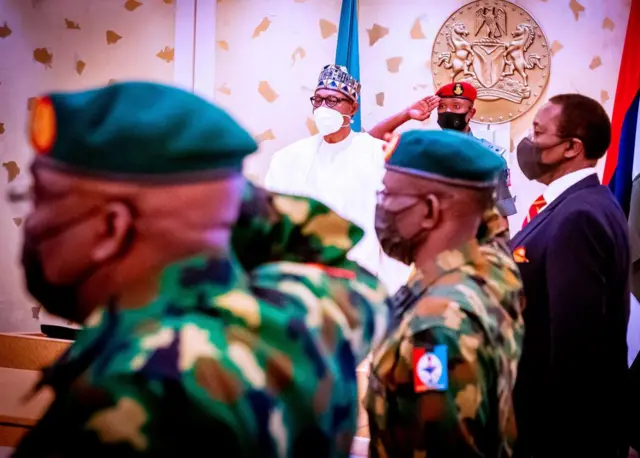 Onyeisiala Buhari na ndị ịsi Agha Naijiria