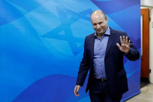 Yamina lideri Naftali Bennett, muhalefet blokunu terk ederek Netanyahu ile ulusal birlik hükümeti görüşmesine başladığını duyurdu