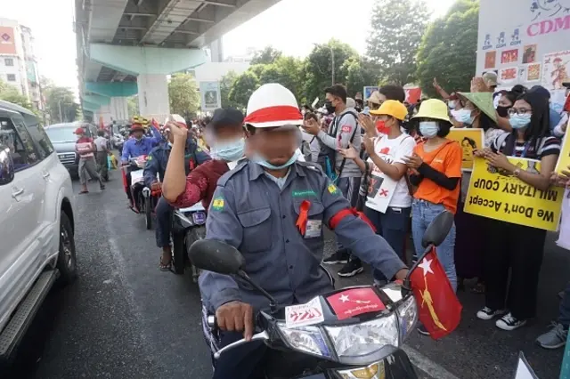 ဖေဖော်ဝါရီ စစ်အာဏာသိမ်းမှု ဆန့်ကျင်ရေးဆန္ဒပြပွဲတစ်ခုမှာတွေ့ရတဲ့ လျှပ်စစ်ဝန်ထမ်းတွေ