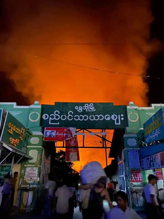 ရွှေဘိုမြို့ စည်ပင်ဈေးကြီး မီးလောင်