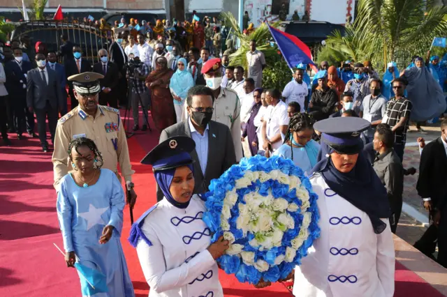 MADAXWEYNE FARMAAJO OO UBAX DHIGAY TAALLADA SYL