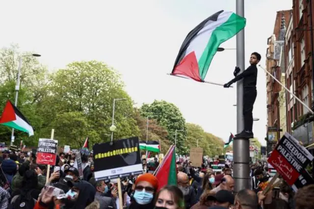 Dadka dibedbaxayay oo hor taagan safaarada Israel