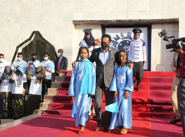 MADAXWEYNE FARMAAJO OO UBAX DHIGAY TAALLADA SYL
