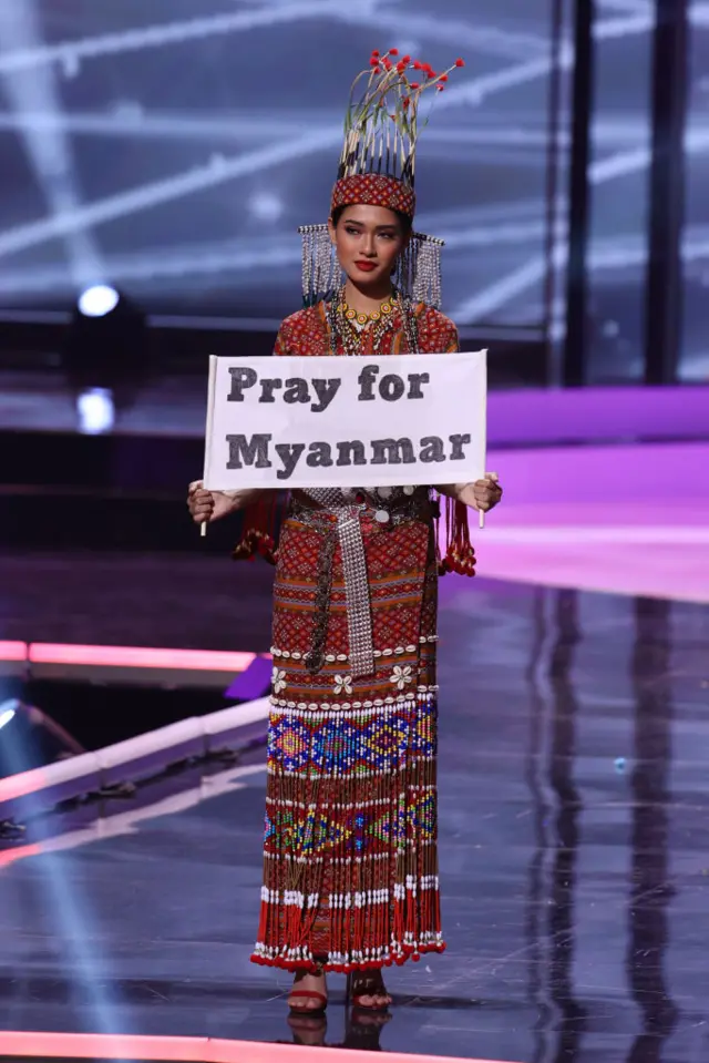 မယ်စကြာဝဠာပြိုင်ပွဲမှာ မြန်မာအလှမယ် ချင်းဝတ်စုံနဲ့ အကောင်းဆုံးဝတ်စုံဆုရ