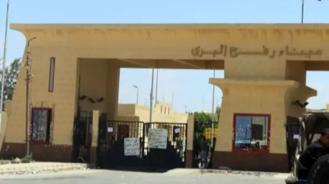 250 فلسطينيا عبروا من غزة للجانب المصري خلال الـ24 ساعة الماضية بينهم جرحى