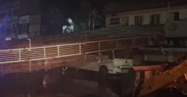 બસ પર પડેલા હૉર્ડિંગની તસવીર