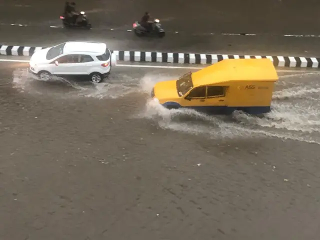 અમદાવાદના સિંધુભવન રોડ પર ભારે વરસાદના કારણે પાણી ભરાયા