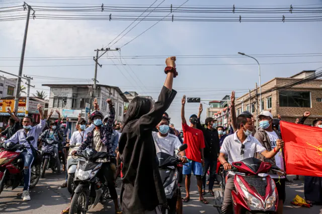 မန္တလေးမြို့ လမ်းမကြီးတွေပေါ်ကိုတက်ရောက်ပြီး ဆန့်ကျင် ဆန္ဒပြ