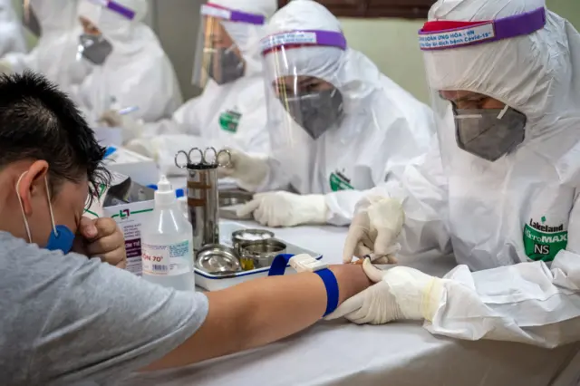 Thu thập mẫu máu để xét nghiệm nhanh coronavirus từ những người vừa trở về từ Thành phố Đà Nẵng.