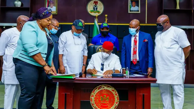 Gọvanọ Hope Uzodinma na-etinye aka n'iwu ọhụrụ abụọ
