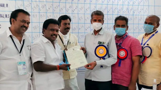 வால்பாறைதொகுதியில் வெற்றிபெற்றுள்ளஅதிமுக வேட்பாளர் அமுல்கந்தசாமியிடம் தேர்தல் அலுவலர்கள் வெற்றிக்கான சான்றிதழ்வழங்கினர்.