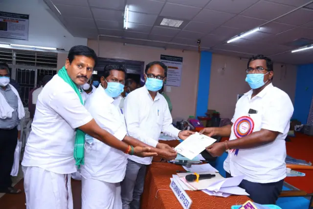 தலைமை முகவர் வழக்கறிஞர் தங்கமணி எடப்பாடி பழனிசாமி வெற்றிபெற்றதற்கான சான்றிதழை பெற்றுகொண்டார் .
