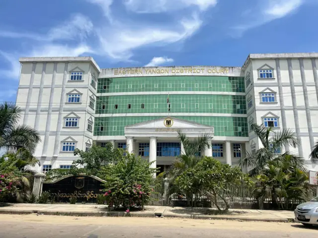 ဒေါ်အောင်ဆန်းစုကြည်ကို နိုင်ငံတော်လျှို့ဝှက်ချက်အက်ဥပဒေပုဒ်မ ၃ (၁) (ဂ) နဲ့ ရန်ကုန်အရှေ့ပိုင်းခရိုင်တရားရုံးမှာ စွဲဆိုထားတာဖြစ်ပါတယ်။