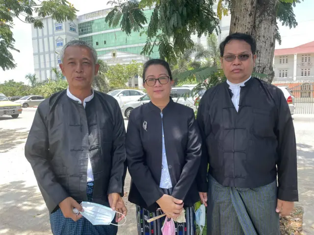 ဒေါ်အောင်ဆန်းစုကြည်ရဲ့ ရှေ့နေအဖွဲ့ကို ဒီနေ့ မေ ၂၀ ရက်ရုံးချိန်းအပြီးတွေ့ရစဉ်