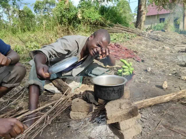 Mwanaume akipika