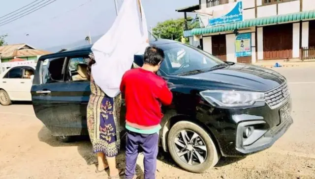 မင်းတပ်မြို့ကနေ အလံဖြူထောင်ပြီး ထွက်ခွာသွားကြသူမြို့သူမြို့သား တချို့