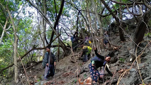 မင်းတပ်ဒေသခံတွေ မေလ ၁၉ ရက်နေ့က စစ်ဘေးရှောင်ဖို့ ထွက်ပြေးနေရ