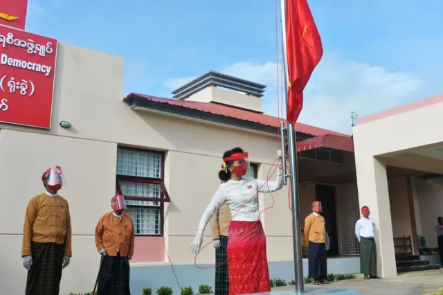 ၂၀၂၀ ရွေးကောက်ပွဲအတွက် နေပြည်တော်မှာရှိတဲ့ ပါတီရုံးခွဲမှာ အောင်နိုင်ရေးအလံတင်တဲ့ဒေါ်အောင်ဆန်းစုကြည်