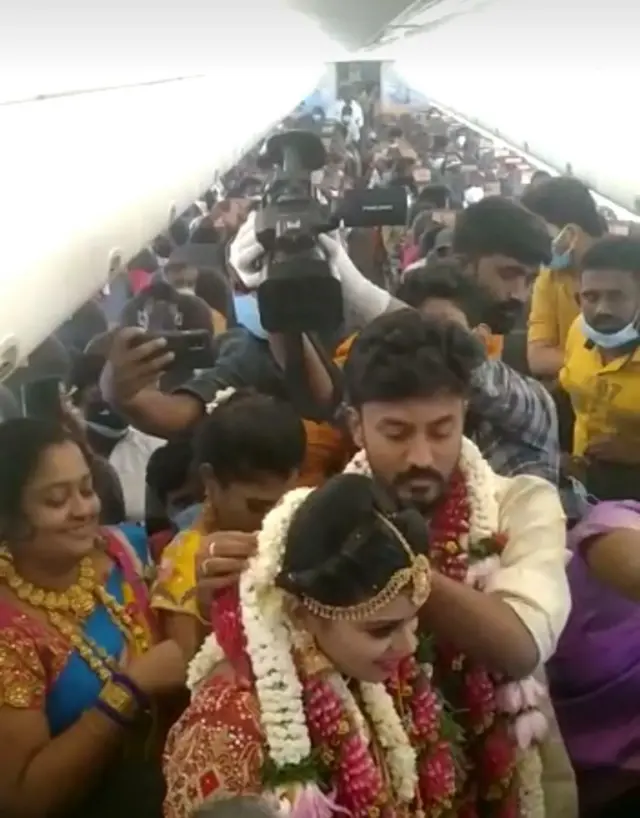 விமானத்தில் திருமணம் செய்த மதுரை தம்பதியினர்: சர்ச்சையின் பின்னணி