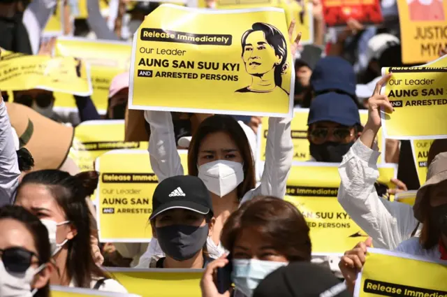 စစ်အာဏာသိမ်းအပြီး လူထု ဆန္ဒပြပွဲတွေမှာ ဒေါ်အောင်ဆန်းစုကြည်ကို ပြန်လွှတ်ပေးရေးတောင်းဆိုမှုလည်းပါဝင်