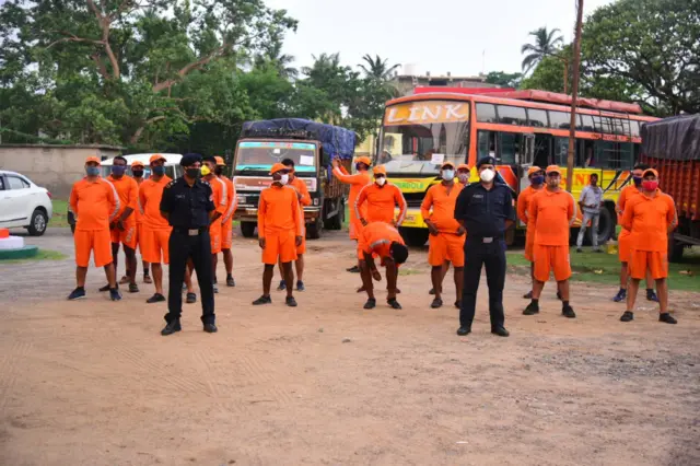 राहत और बचाव टीमें