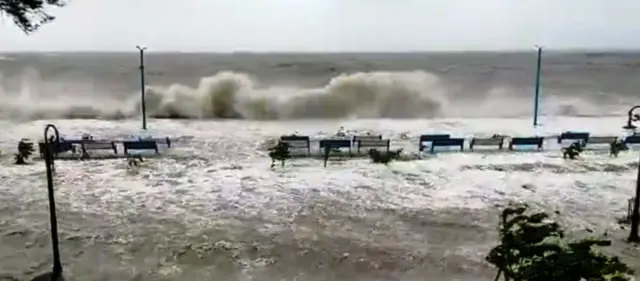 बंगाल की खाड़ी में 30 फीट तक ऊंची लहरें उठ रही हैं.