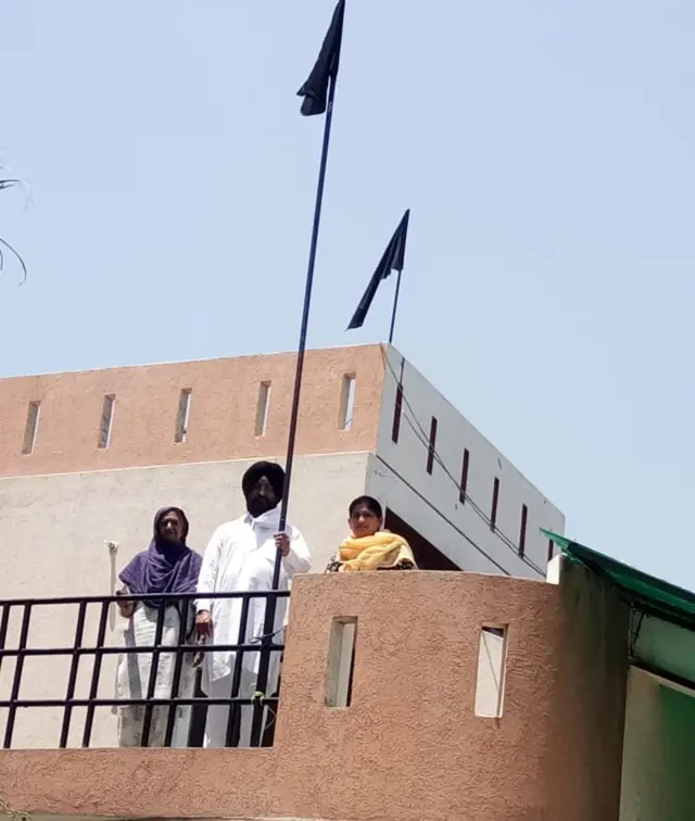 काले झं़े के साथ किसान नेता