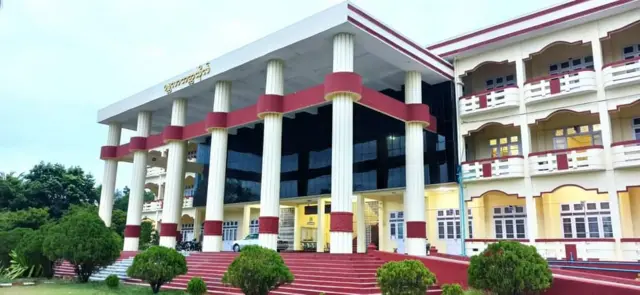 မန္တလေးတက္ကသိုလ်နဲ့ မန္တလာတက္ကသိုလ်က ဆရာနဲ့ဝန်ထမ်းတွေကို ရာထူးက ထုတ်ပယ်