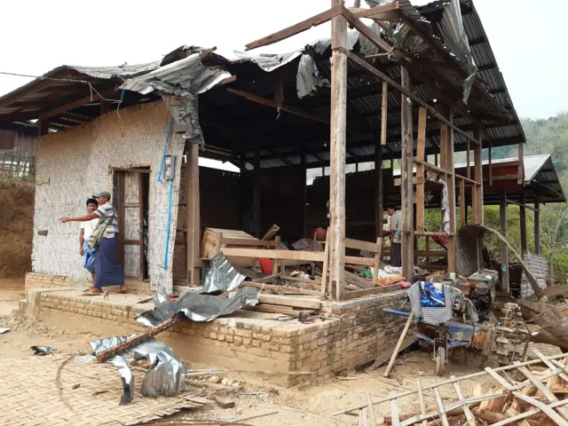 မိုးမောက်က လူနေအိမ်တွေ လက်နက်ကြီးမှန်လို့ထိခိုက်ပျက်စီးမှုတွေရှိ