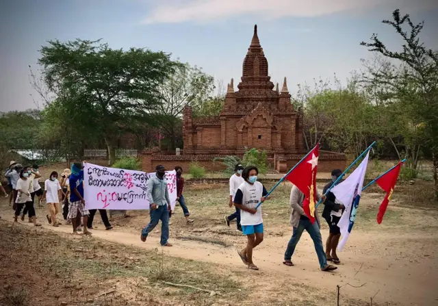 ပုဂံမှာ မေလ ၃ ရက်နေ့ မနက်ပိုင်းက အကြမ်းဖက်စစ်ကောင်စီ ကျဆုံးရေး ဒေသခံပြည်သူ ၁၀၀ ကျော် စုပေါင်းပြီး ဆန္ဒပြ