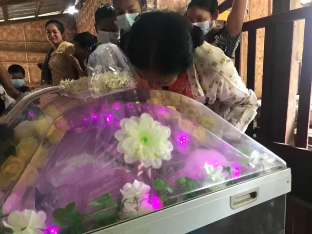 နေအိမ်အတွင်း သေနတ်ပစ်ခံရပြီး သေဆုံးခဲ့တဲ့ ကိုမိုးမြင့်အောင်နာရေးပြုလုပ်