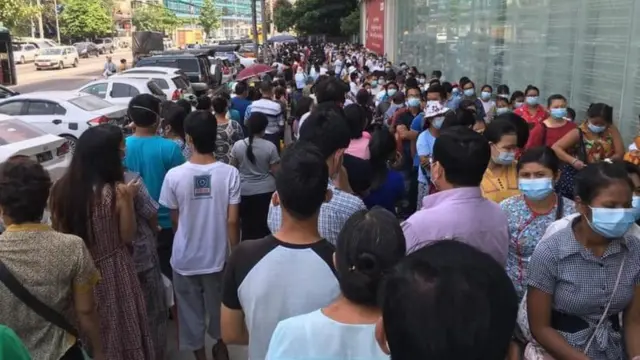 ရန်ကုန်က အေတီအမ်စက်က ငွေထုတ်ဖို့တန်းစီနေကြသူ များကိုတွေ့ရစဥ်