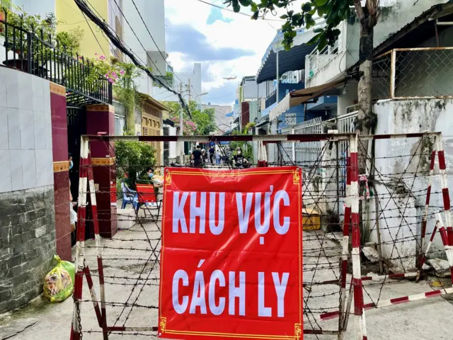 Khu vực phong tỏa trong hẻm 80/59 Dương Quảng Hàm, Gò Vấp vì liên quan ca dương tính thuộc giáo phái
