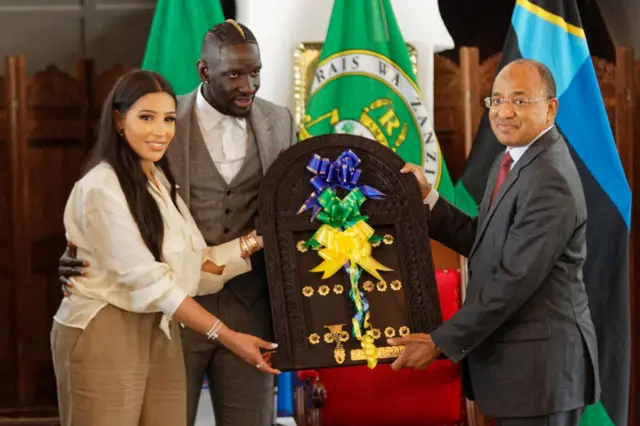 Mamadou Sakho amekuwa katika ziara ya mapumziko nchini Tanzania pamoja na familia yake.