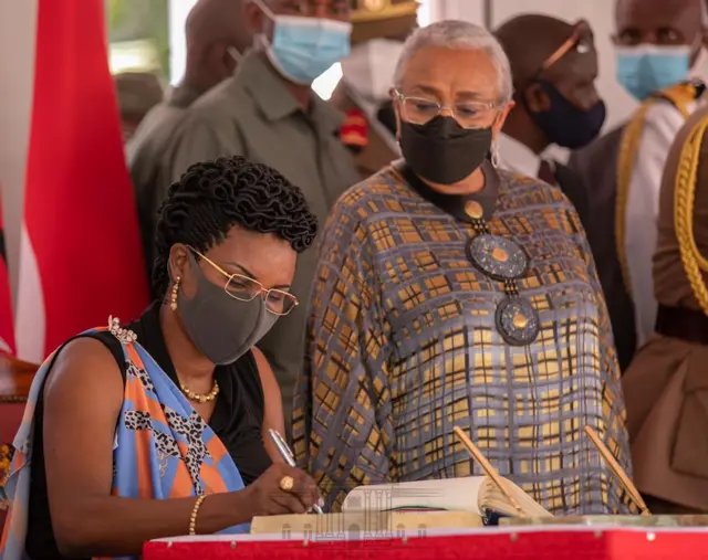 Ndayishimiye aliyeandamana na Mke wa Rais Angeline Ndayubaha (aliyeketi ), pembeni ni Bi Magreth Kenyatta